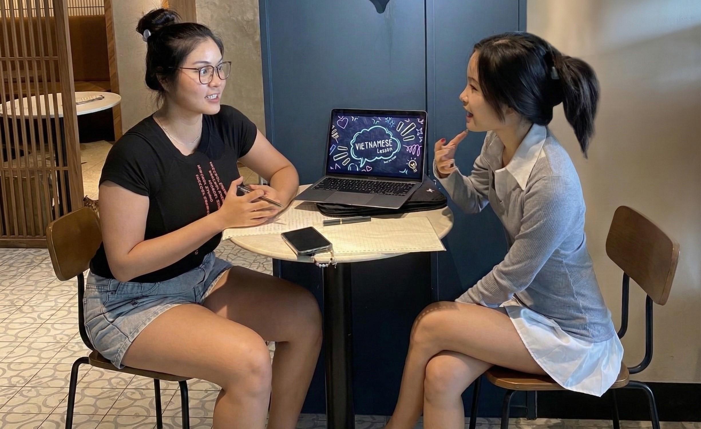 Vietnamese class in Saigon with Nia